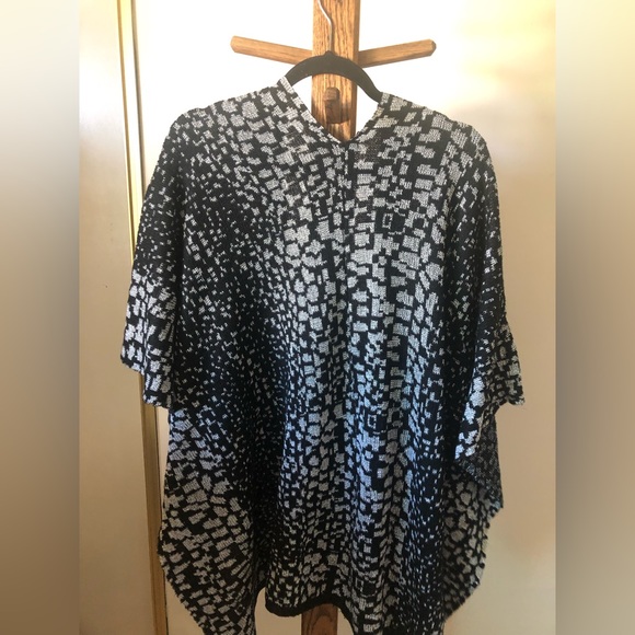 Women’s Pancho - Picture 3 of 5